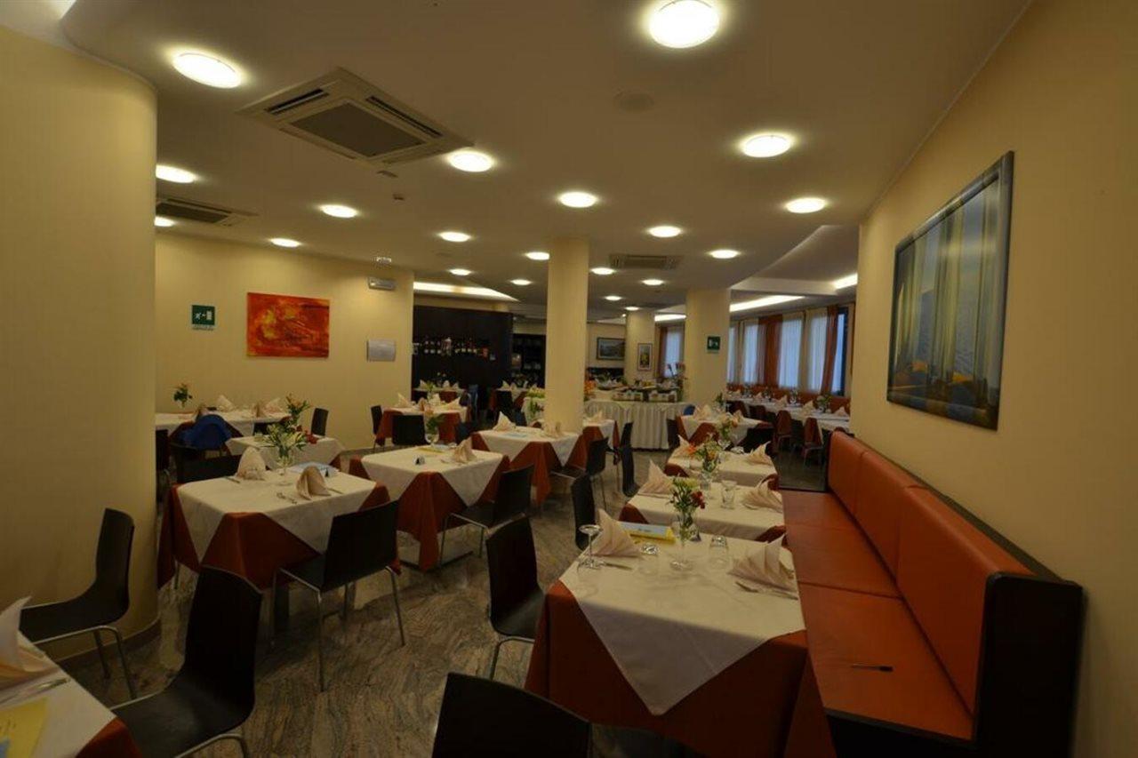 Hotel Cristallo Lignano Sabbiadoro Buitenkant foto