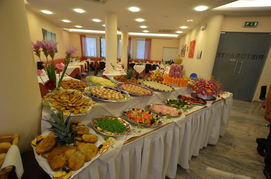 Hotel Cristallo Lignano Sabbiadoro Buitenkant foto