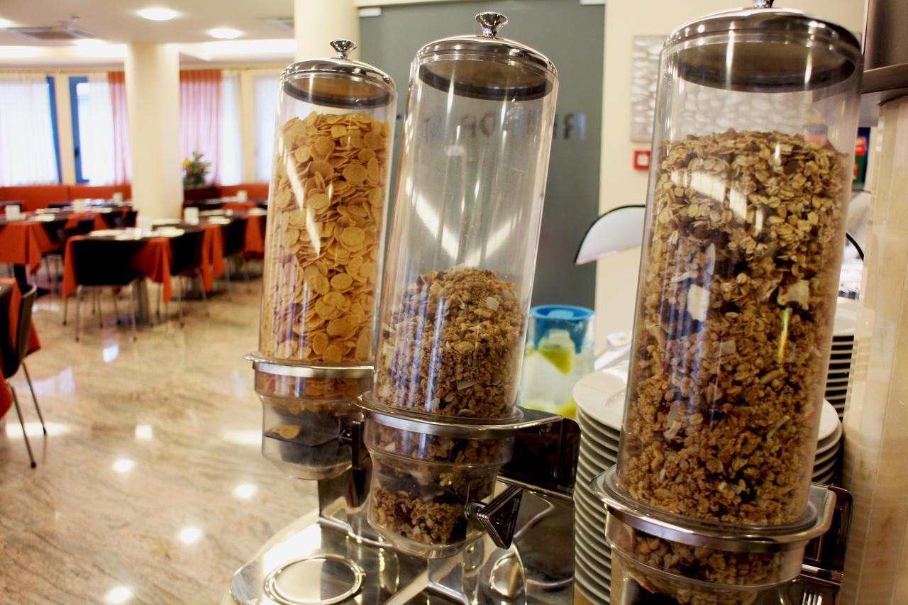 Hotel Cristallo Lignano Sabbiadoro Buitenkant foto