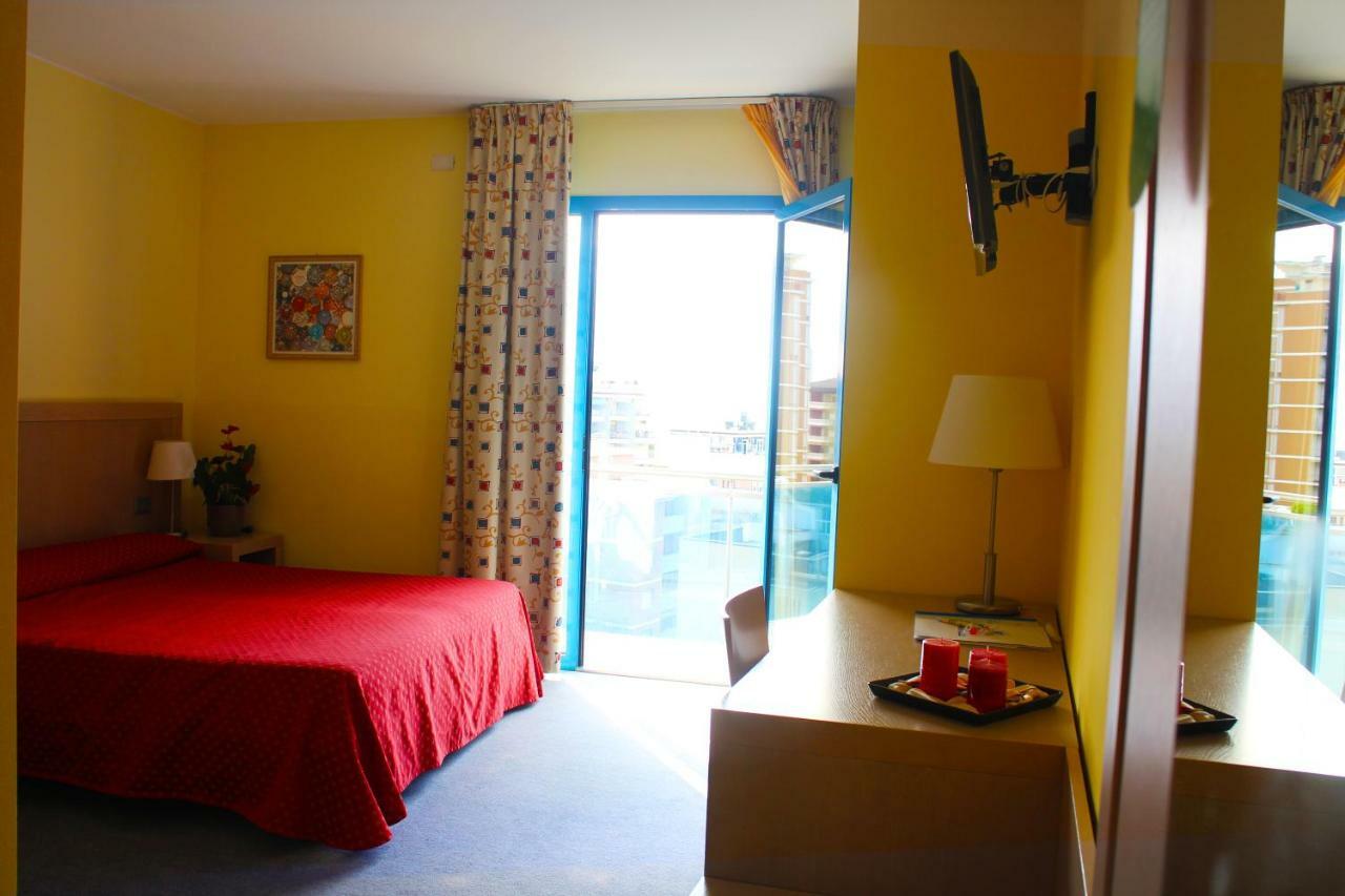 Hotel Cristallo Lignano Sabbiadoro Buitenkant foto